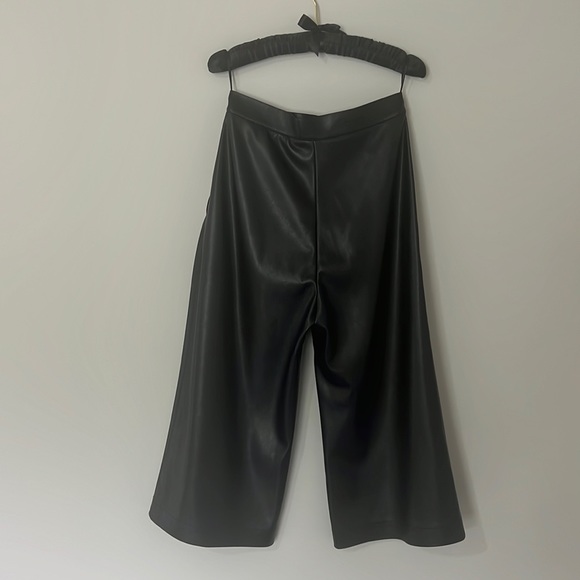 BLACK VEGAN LEATHER CROPPED TROUSERS - Picture 7 of 10
